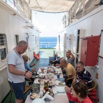 IMG_0331 11/08/2018 - Le staff le plus gradé est composé uniquement de bulgares. Du coup nous avons eu la chance de goûter à certaines de leurs spécialités culinaires....